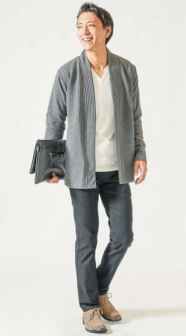 チャコールグレー（濃いグレー）のカーディガン×黒パンツコーデ例