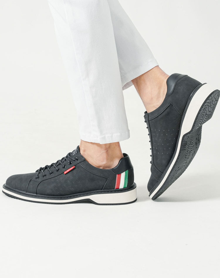 50代メンズにおすすめのイタリアンカラーがアクセントの黒スニーカー