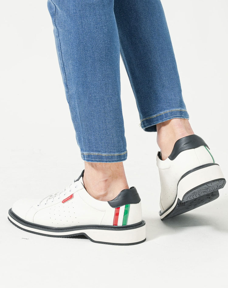 白パンツコーデにメリハリを与える黒履き口と配色ライン付き白スニーカー