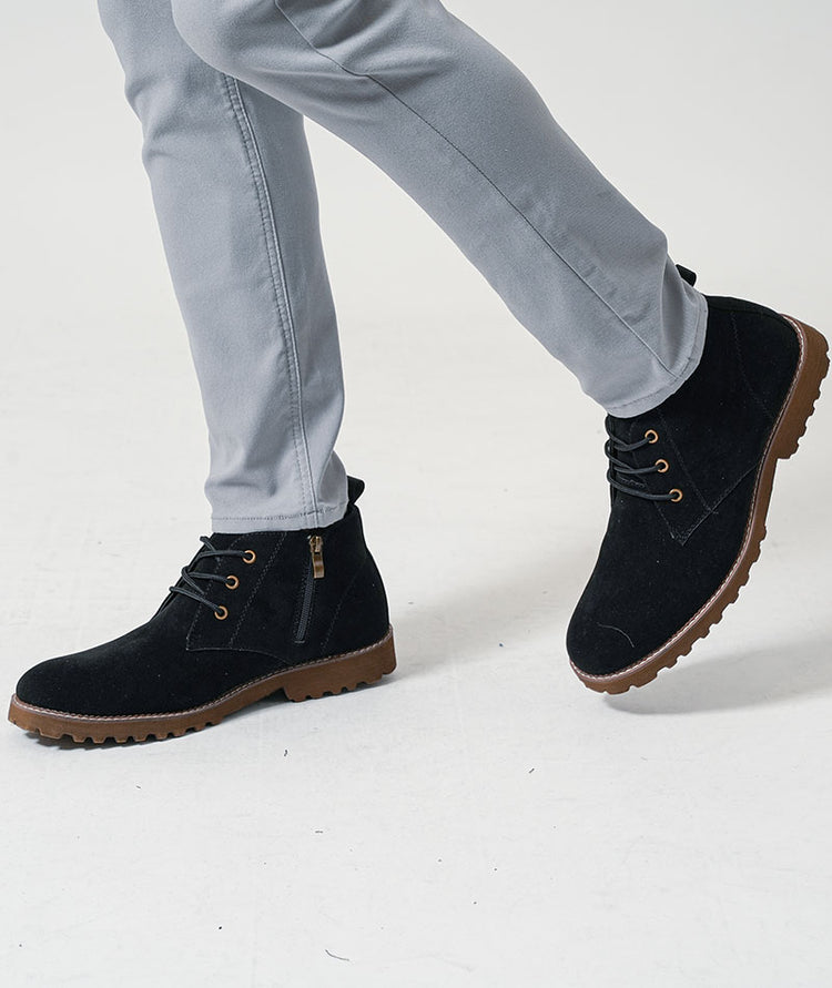 メンズにおすすめのブラックスエードチャッカブーツ