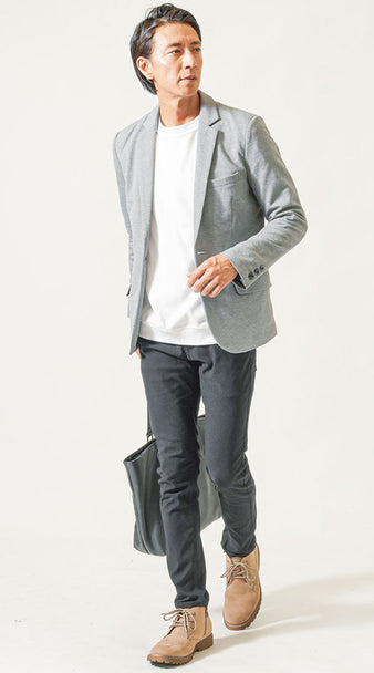 メンズのライトグレージャケットとブラックパンツを組み合わせた落ち着いたデートスタイル