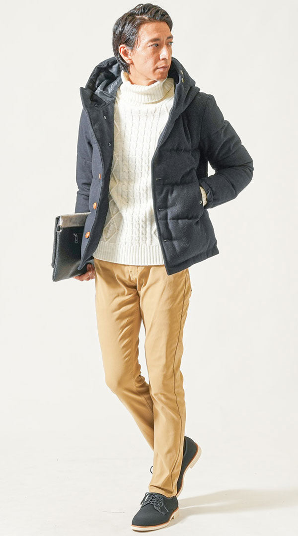 ネイビーダウンジャケット×白タートルネックコーディネート