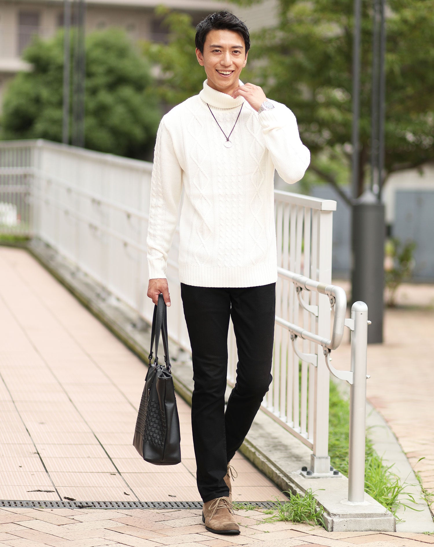 大人の2点コーデセット オフホワイトタートルネックニット×黒