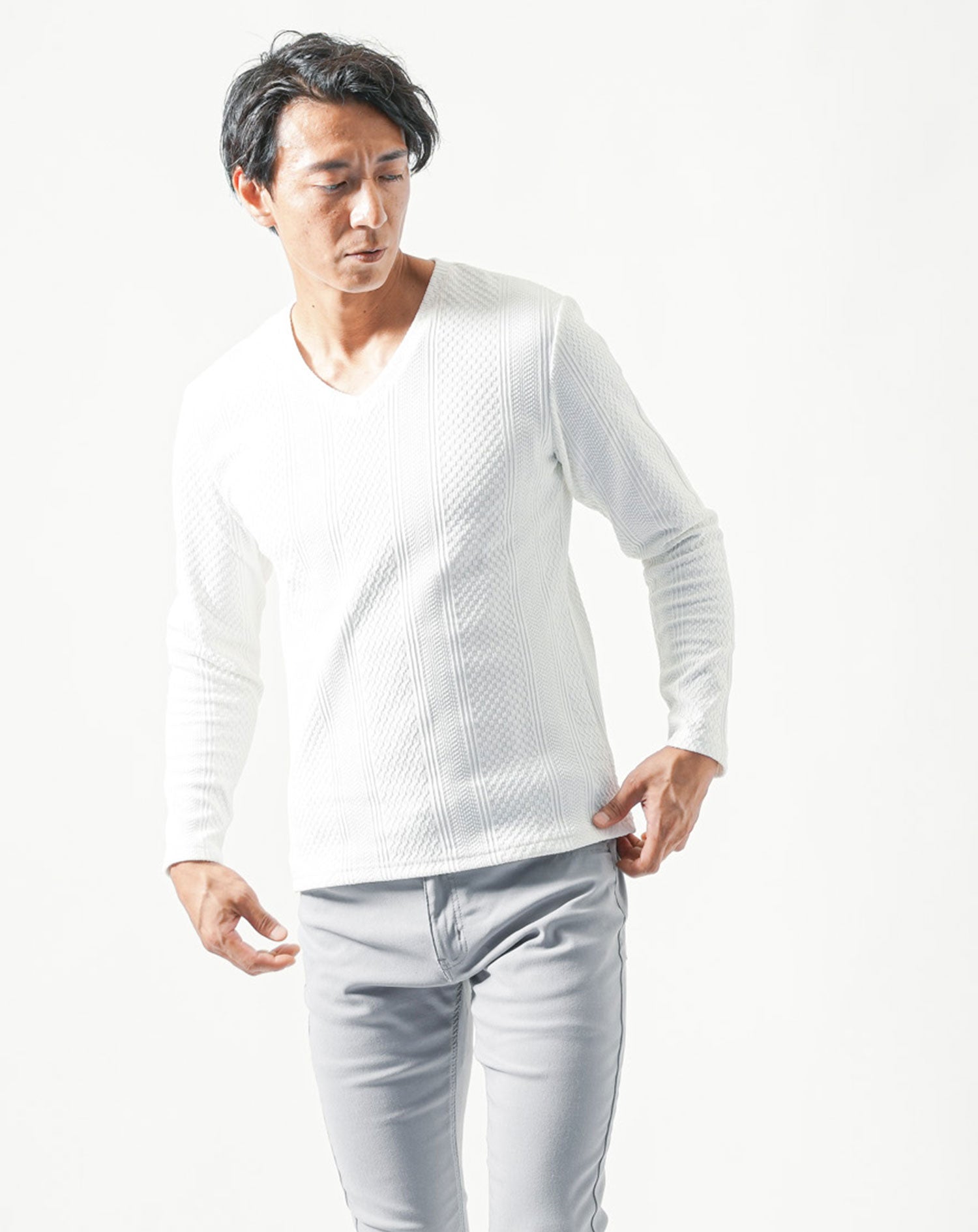 大人の2点コーデセット　白長袖VネックニットTシャツ×グレーストレッチテーパードチノパンツ 40代 50代 マネキン買い 秋服 冬服 服 ニット チノパンツ スリム 細身 全身 男性 デート 服装 コーディネート インナー ズボン ボトムス イケオジ