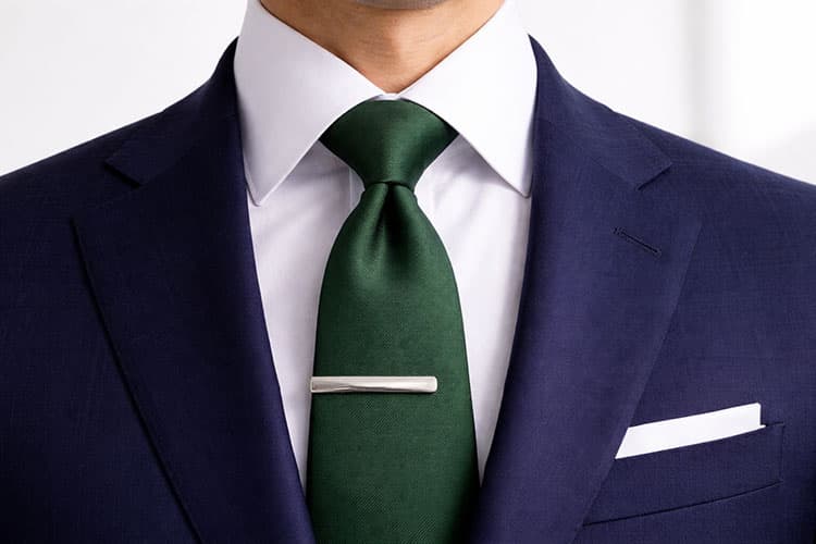フォアインハンドノットで結んだネクタイ