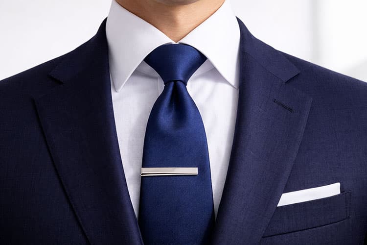 ハーフウィンザーノットで結んだネクタイ