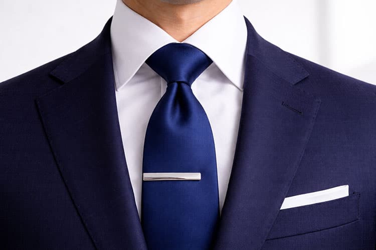 ウィンザーノットで結んだネクタイ
