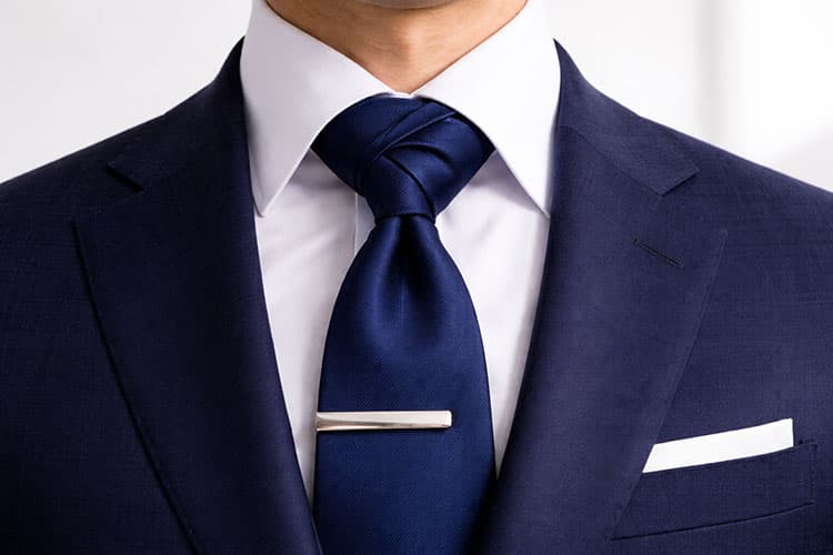 プレーンノットで結んだネクタイ