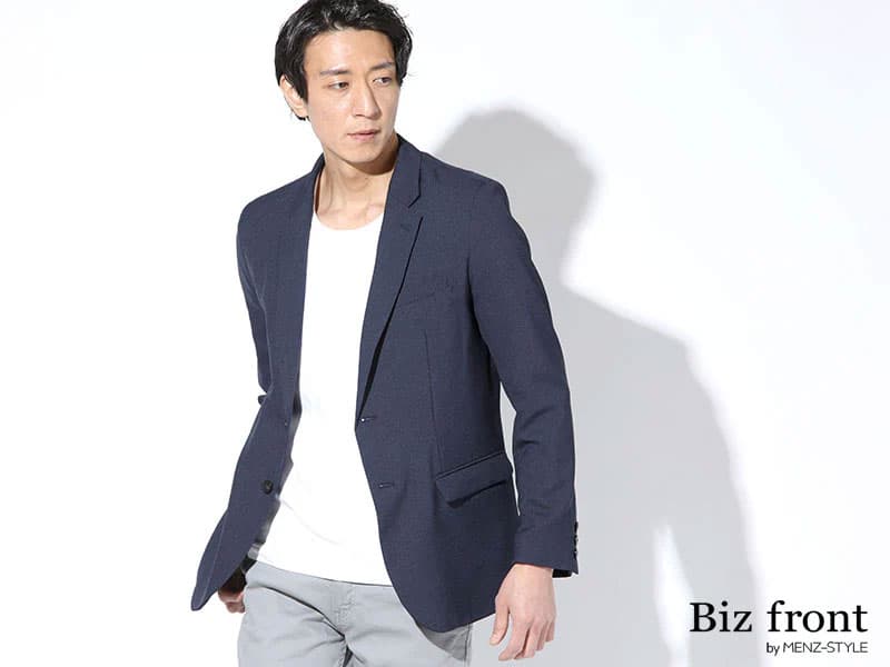 ジャストサイズのジャケットを羽織った男性