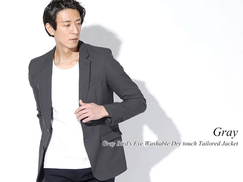 身体にフィットするジャケットを羽織った男性