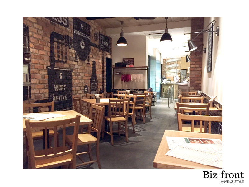 パーティースペースや軽食レストランでの服装|ジャケパン・ビジネスカジュアル結婚式二次会のコーデ例