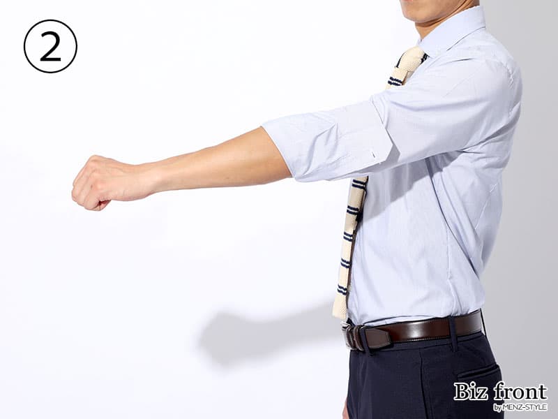 かっこいい長袖シャツは腕まくり