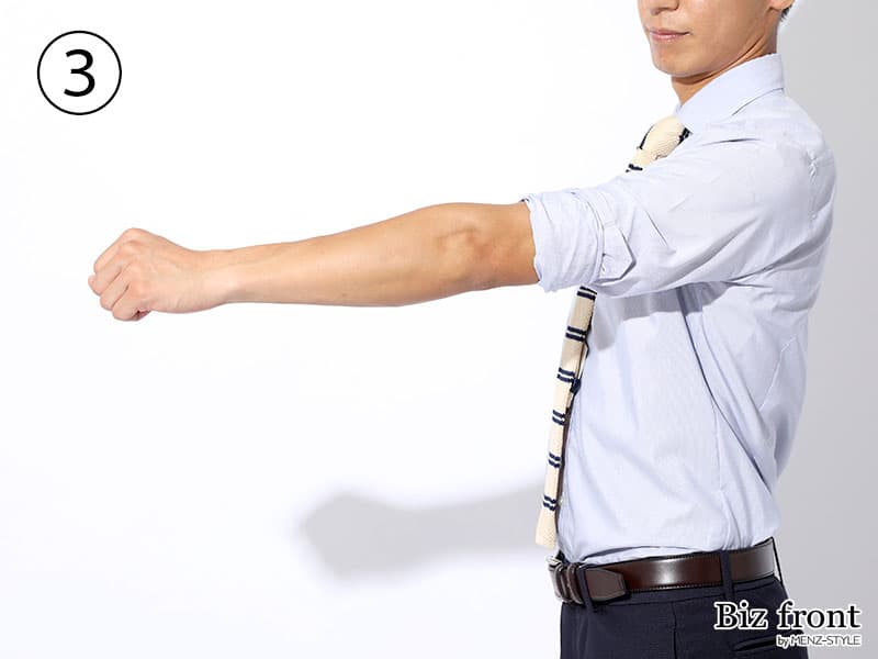 かっこいい長袖シャツは腕まくり
