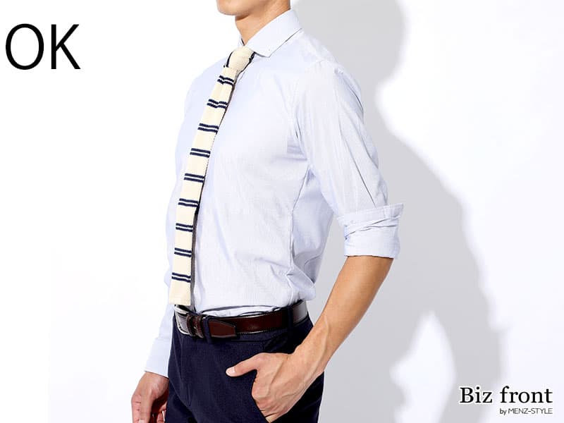 かっこいい長袖シャツは腕まくり