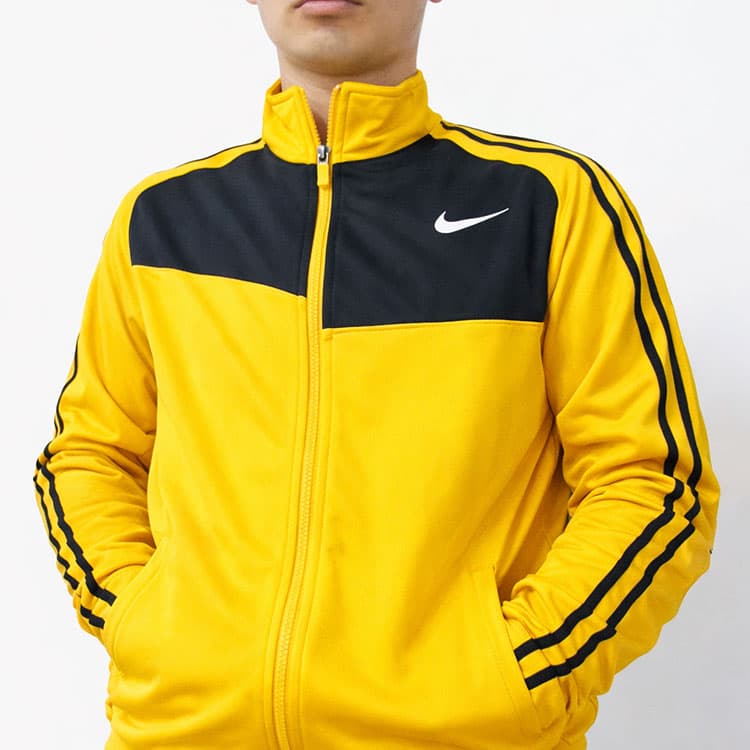 カジュアル過ぎる素材のジャケット