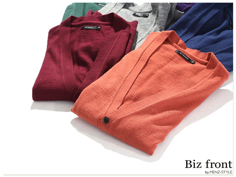 着脱しやすいようにVネックのカーディガンを選ぼう