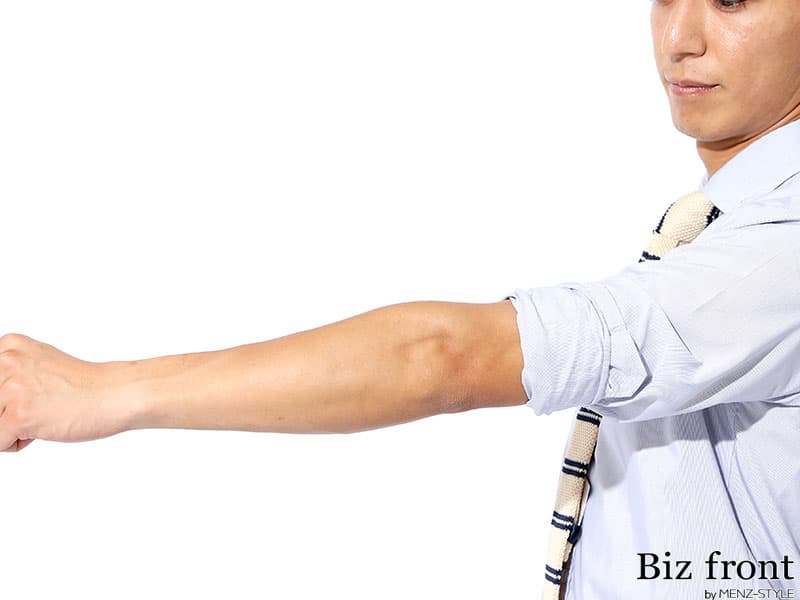 ③シャツの袖をもう1回まくり上げる