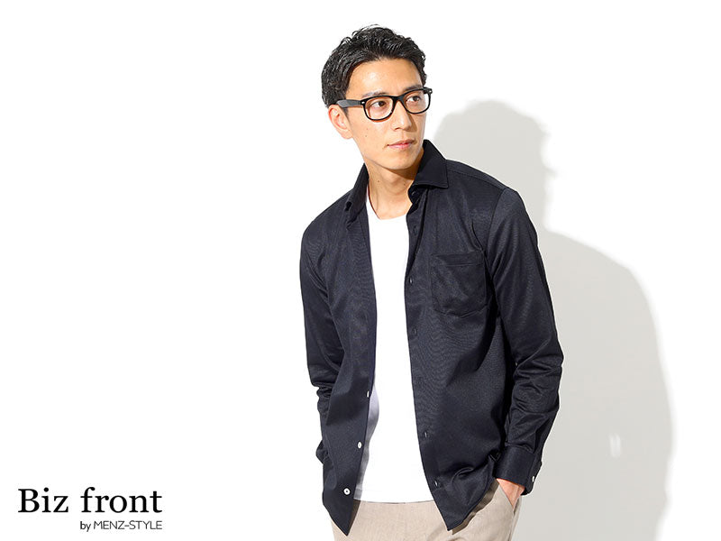 40代がオフィスで信頼感と上質さを演出するには素材感のあるシャツを選ぶ