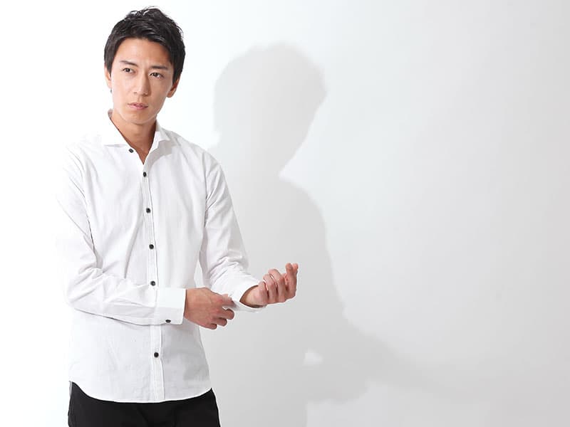 ③シンプル長袖白シャツコーデ例