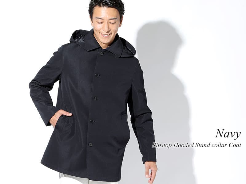 アウトドア要素をキレイめに取り入れるフード付きコートが人気