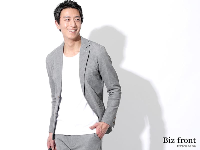 リラックスカジュアルなグレーセットアップ・スーツ例