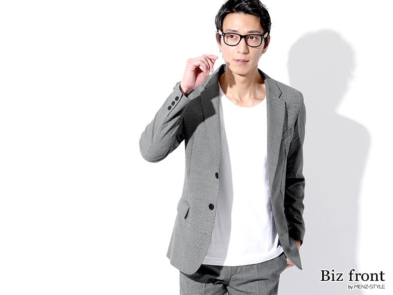 洗練された大人のグレーセットアップ・スーツ例