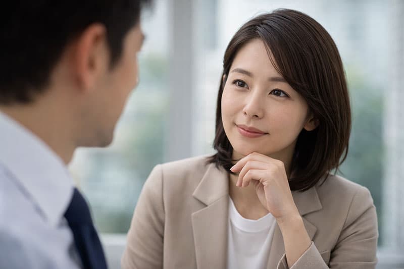 男性の第一印象を見ている女性