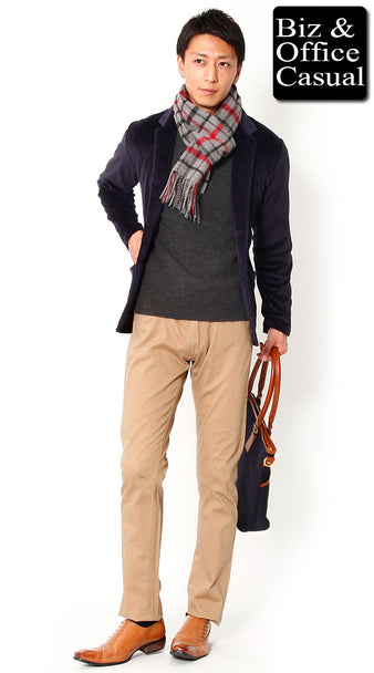 グレーマフラー×チャコールグレーニットセーター×ネイビーベロアジャケット×ベージュチノパン