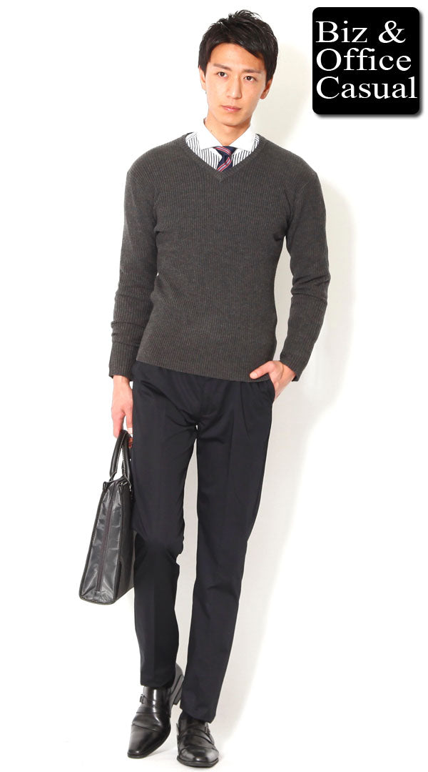 チャコールグレーニットセーター×ネイビースラックス　biz14-15aw_2561