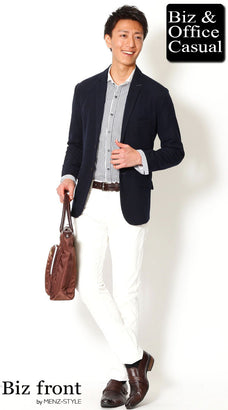 ネイビージャケットと白パンツのコーデ例