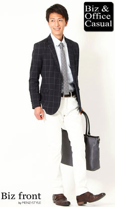 ネイビージャケットと白パンツのコーデ例