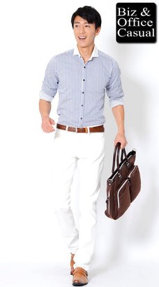 ストライプシャツと白パンツのコーデ例