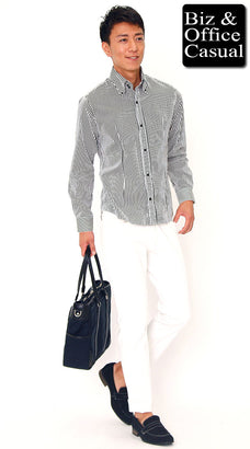 ストライプシャツと白パンツのコーデ例