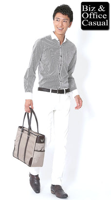 ストライプシャツと白パンツのコーデ例