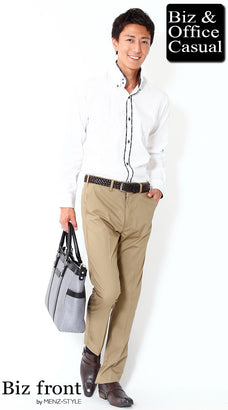 ダークブラウン・こげ茶革靴×ダークブラウン・こげ茶ベルト×ベージュパンツのコーディネート