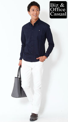 白パンツと紺・ネイビーシャツのコーデ例