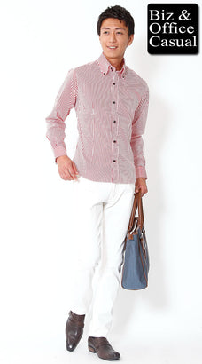 ストライプシャツと白パンツのコーデ例