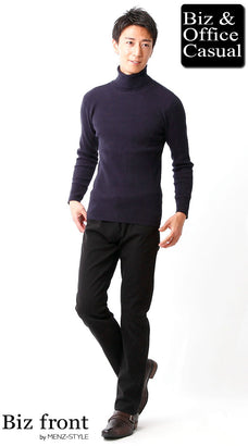 ネイビータートル×ブラックパンツのシンプルスタイル