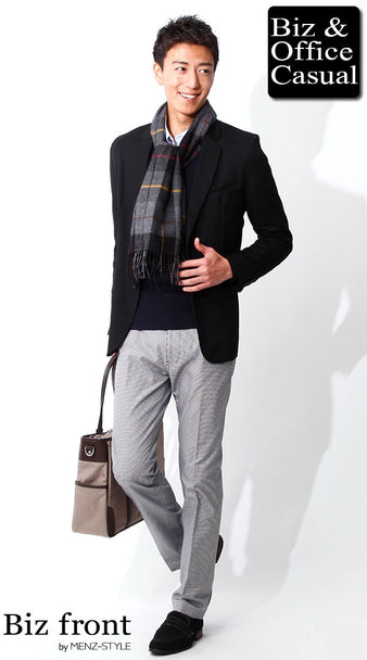 グレーマフラー×ブラックテーラードジャケットグレーパンツ×ネイビーニットセーター×千鳥格子パンツ