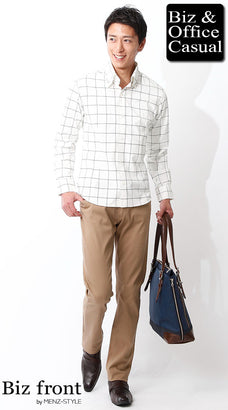 チノパンと白シャツのコーデ例