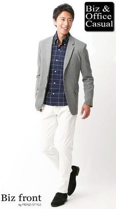 グレージャケットと白パンツのコーデ例