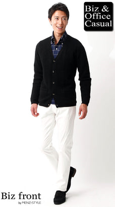 カーディガンと白パンツのコーデ例