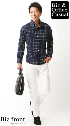 白パンツと紺・ネイビーシャツのコーデ例