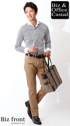 ダークブラウン・こげ茶革靴×ダークブラウン・こげ茶ベルト×ベージュパンツのコーディネート