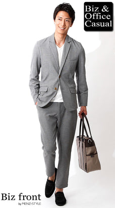 無地Tシャツとスーツのコーデ例