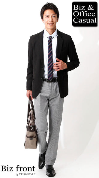 シャツと黒ジャケットのコーデ例