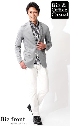 グレージャケットと白パンツのコーデ例