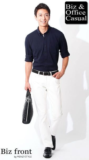 ネイビーポロシャツと白パンツで作るオフィスカジュアルコーディネート