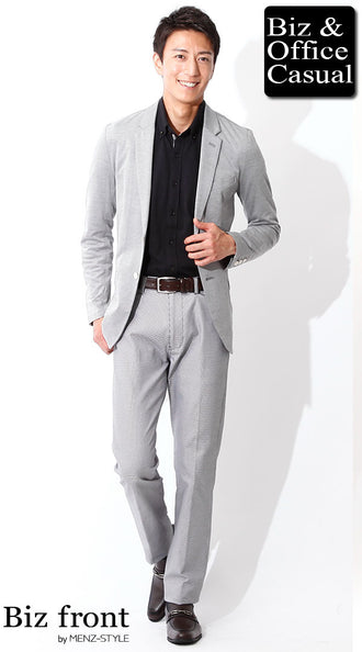 黒シャツのコーデ例