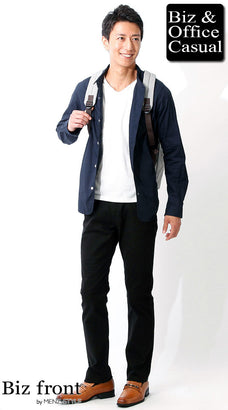 チノパンとネイビーシャツのコーデ例